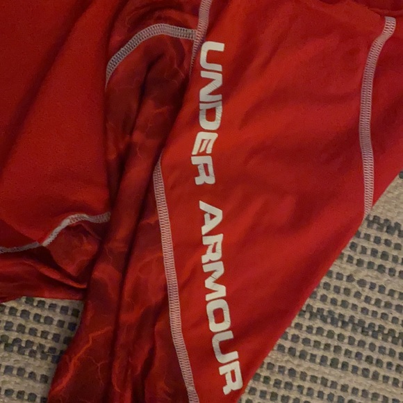 Red Men’s Heat gear Under Armour Tee - Picture 3 of 4